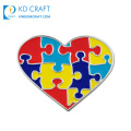 Fabrication en vrac métal chromé argenté vitrail broche broche arc-en-ciel émail amour personnalisé en forme de coeur épinglette insigne